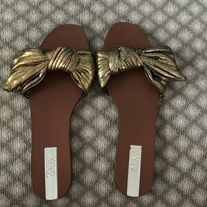 Zara holds bow sandal. New without tags sz 40